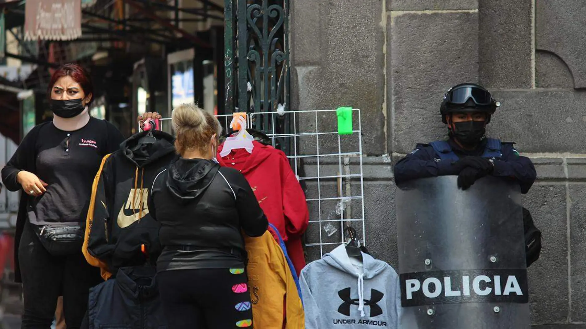 Por segundo día consecutivo los ambulantes retaron a la autoridad, pues se instalaron en la calle 5 de Mayo